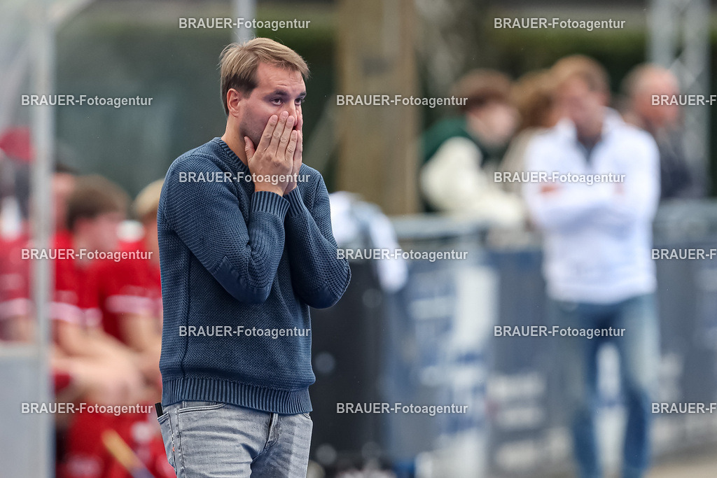 Crefelder HTC und Club an der Alster   | Krefeld, Deutschland 24.09.2022,Sportlicher Leiter Johannes Schmitz (Crefelder HTC) gestikuliert, Gestik, 

beim 1. Bundesliga Spiel der Herren zwischen Crefelder HTC und Club an der Alster  auf der Gerd Wellen Hockeyanlage am 24. September 2022 in Krefeld.

(Foto: BRAUER-Fotoagentur)
 
