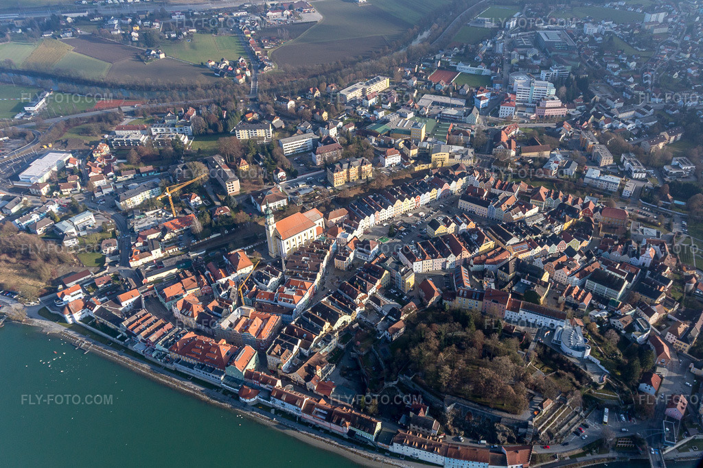 Aerial view: Riverbank area of the Inn River course in Schärding in the state Upper Austria, Austria.Photo: IMG_096042.jpg taken on 12/29/2016 by Werner Riehm/FLY-FOTO.comResolution of the original: 4648 x 3099 px