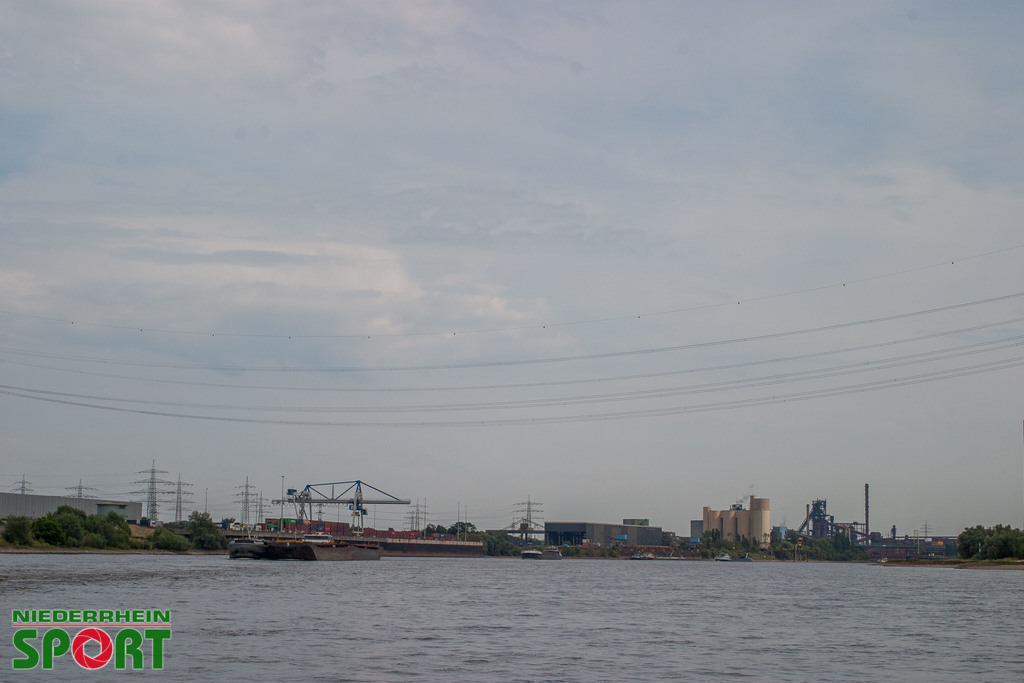 Rheinfaehre_OrsoyWalsum_290722_03 | Bildergalerie von Sport-Ereignissen aber auch von weiteren spannenden Dingen - nicht nur vom Niederrhein. In Anlehnung an den bekannten Spruch von Hanns Dieter Hüsch heißt das Motto: "Niederrhein ist überall".  - Realisiert mit Pictrs.com