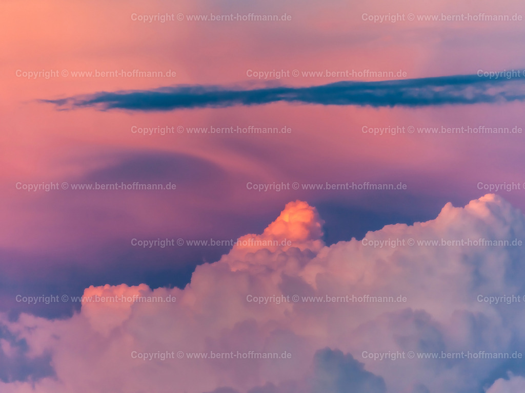PHF_2997z_Abendhimmel_80x60 | FOTOGRAFIE. Himmlische Farben - Abendstimmung. __ Ein  letzter Sonnenstrahl trifft auf die obere Kante einer Cumulus- Wolke (Bildvordergrund). Dahinter erstahlt der Eisschirm einer hochreichenden Gewitterwolke in den orange- rötlichen Farben der Abendsonne. - Realisiert mit Pictrs.com