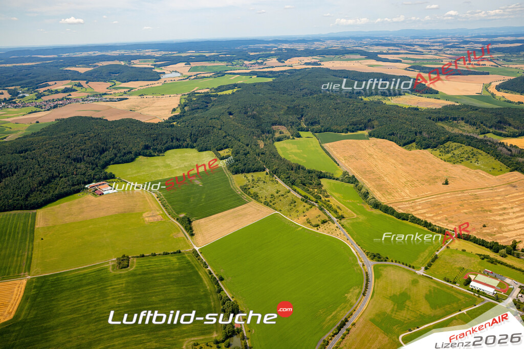 Das Luftbild zeigt :  Heldburg - Die Luftaufnahme wurde 2024 vom UL-Flugzeug aus erstellt ( keine Drohne ) - Hochauflösende Luftaufnahme - Für grossformatige Ausdrucke geeignet. Die Geschenkidee !Mit Lizenz und Bildrechte bestellbar