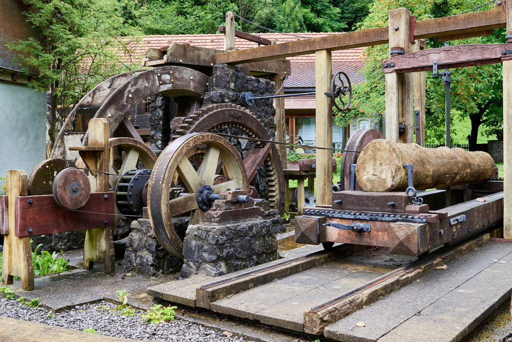 Wasserkraft Antrieb einer Holzsäge  | Hohenems, Austria - July 25, 2017: Stoffels Saege-Muehle-Museum; Wasserkraft Antrieb einer Holzsäge mit Sägeblatt. - Realisiert mit Pictrs.com