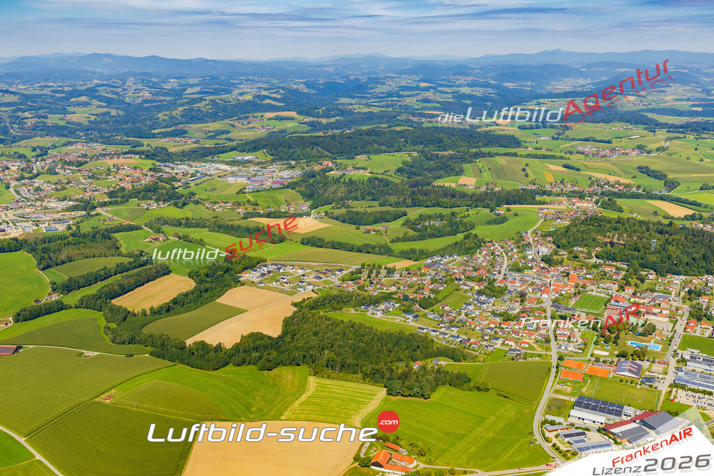 Luftaufnahme von Büchlberg - Die Luftaufnahme wurde 2025 vom UL-Flugzeug heraus erstellt ( keine Drohne ) - Hochauflösende Luftaufnahme - für professionelle Ausdrucke geeignet. Die Geschenkidee !Mit Lizenz und Bildrechte bestellbar