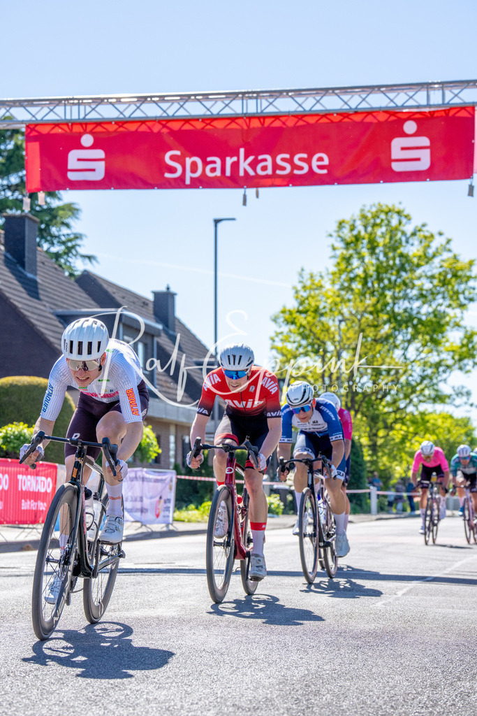 Spurt in den Mai 2026 - Großer Preis der Sparkasse Neuss | Annual one-day road cycling race "Großer Preis der Sparkasse Neuss" held in Büttgen, Germany, organized by VfR Büttgen 1912 e.V. The event features multiple races across all age categories from U11 youth to Elite men. - Realisiert mit Pictrs.com