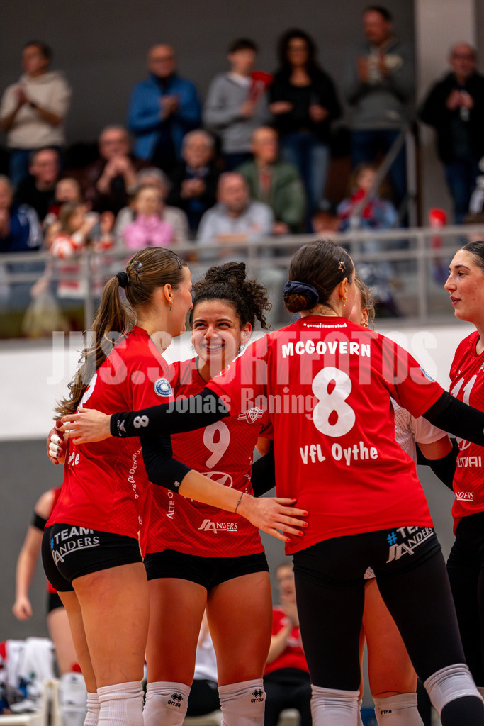 Volleyball I Frauen I Saison 2025-2026 I 2 Bundesliga Pro I 16. Spieltag VFL Oythe - TV Planegg-Krailling-24 | Annelis Lotte Tyws (13,VFL Oythe), Maria Petkova (9,VFL Oythe), Georgia McGovern (8,VFL Oythe) und Jacklyn Simms (11,VFL Oythe) - Realisiert mit Pictrs.com