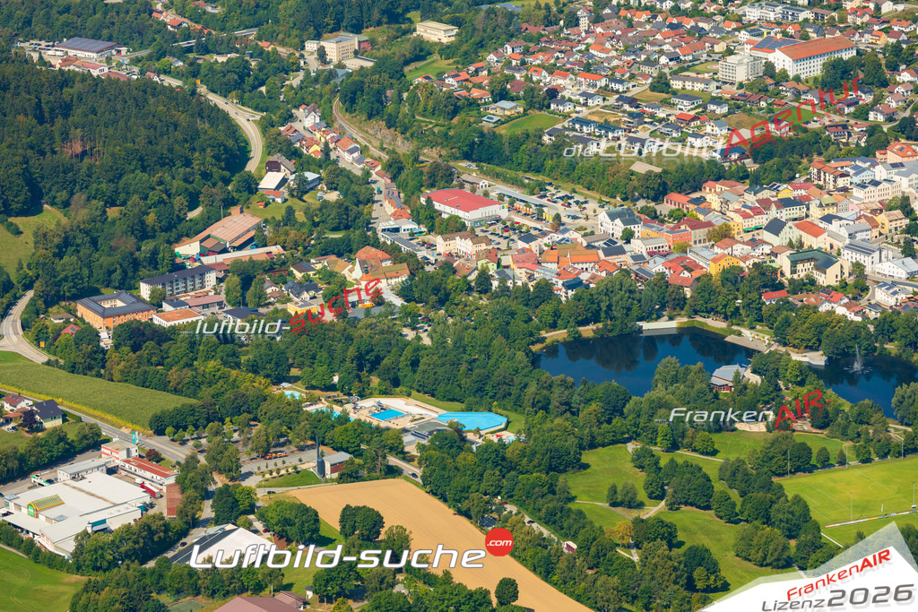 Luftaufnahme der Stadt Grafenau - Die Luftaufnahme wurde 2025 vom UL-Flugzeug heraus erstellt ( keine Drohne ) - Hochauflösende Luftaufnahme - für professionelle Ausdrucke geeignet. Die Geschenkidee !Mit Lizenz und Bildrechte bestellbar