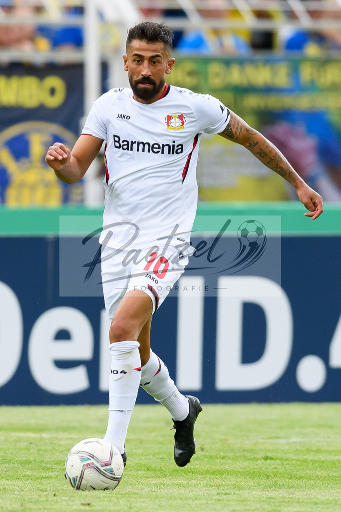 LLELEV20210807_175 | Fussball, Herren: Kerem Demirbay (Bayer 04 Leverkusen) in Aktion, am Ball, Einzelaktion beim Spiel der 1. Runde im DFB-Pokal zwischen 1. FC Lokomotive Leipzig und Bayer 04 Leverkusen im Bruno-Plache-Stadion am 07.08.2021 in Leipzig, Deutschland.DFB / DFL REGULATIONS PROHIBIT ANY USE OF PHOTOGRAPHS AS IMAGE SEQUENCES AND/OR QUASI-VIDEO. - Realisiert mit Pictrs.com