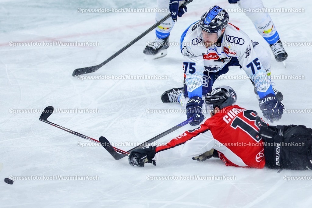 KEC04042501080 | 04.04.2025, Eishockey, DEL Play-offs, Kölner Haie - ERC Ingolstadt, Halbfinale Spiel 2, Lanxess-Arena Köln: Josh Currie (Kölner Haie #18) rutscht auf dem Boden gegen Alex Breton (ERC Ingolstadt #75) 