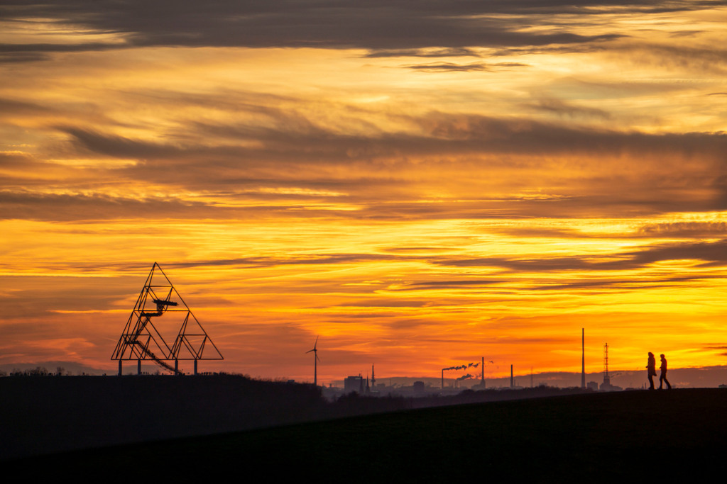 JT-220101 | Roter Abendhimmel, Sonnenuntergang, Blick von der Mottbruch Halde in Gladbeck, nach Westen, zur Halde an der Beckstrasse, in Bottrop mit dem Tetraeder,  NRW, Deutschland, Roter Abendhimmel, Sonnenuntergang, Blick von der Mottbruch Halde in Gladbeck, nach Westen, zur Halde an der Beckstrasse, in Bottrop mit dem Tetraeder,  NRW, Deutschland,  - Realisiert mit Pictrs.com