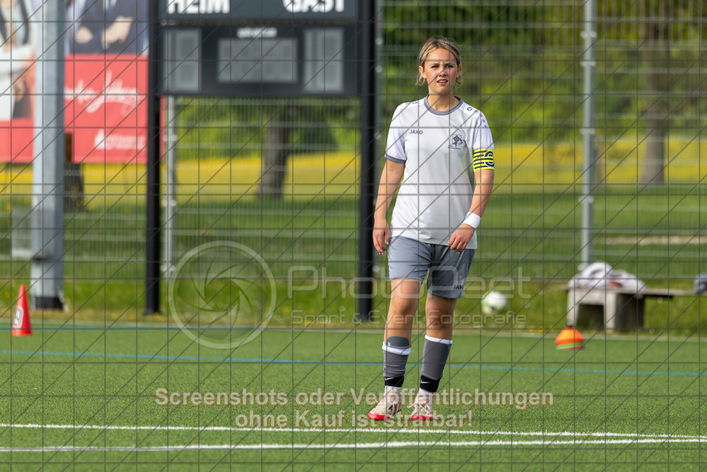 20260508_182318_0032_(c)_by_PhotoPeet | #,TSV Eschenbach (hell) vs. TSV Weilheim (rot), Fußball, C-Juniorinnen Kreisstaffel 2, Bezirk Neckar/Fils, 07.Spieltag,  Saison 2025/2026, Kunstrasenplatz, Schlater Straße, 73107 Eschenbach, 08.05.2026 - 18:30 Uhr,Foto: PhotoPeet / Sport- &amp; Eventfotografie / Peter Harich