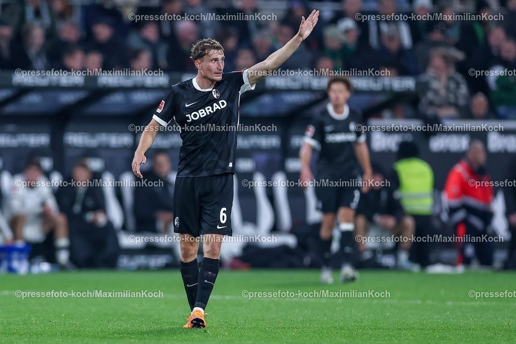 BMG05102502171 | 05.10.2025, Fußball, Borussia Mönchengladbach - SC Freiburg, 1. Fußball Bundesliga, Borussia-Park, Saison 2025 2026: Patrick Osterhage&nbsp;(SC Freiburg #06) gestikulierend DFB regulations prohibit any use of photographs as image sequences and or quasi-video.