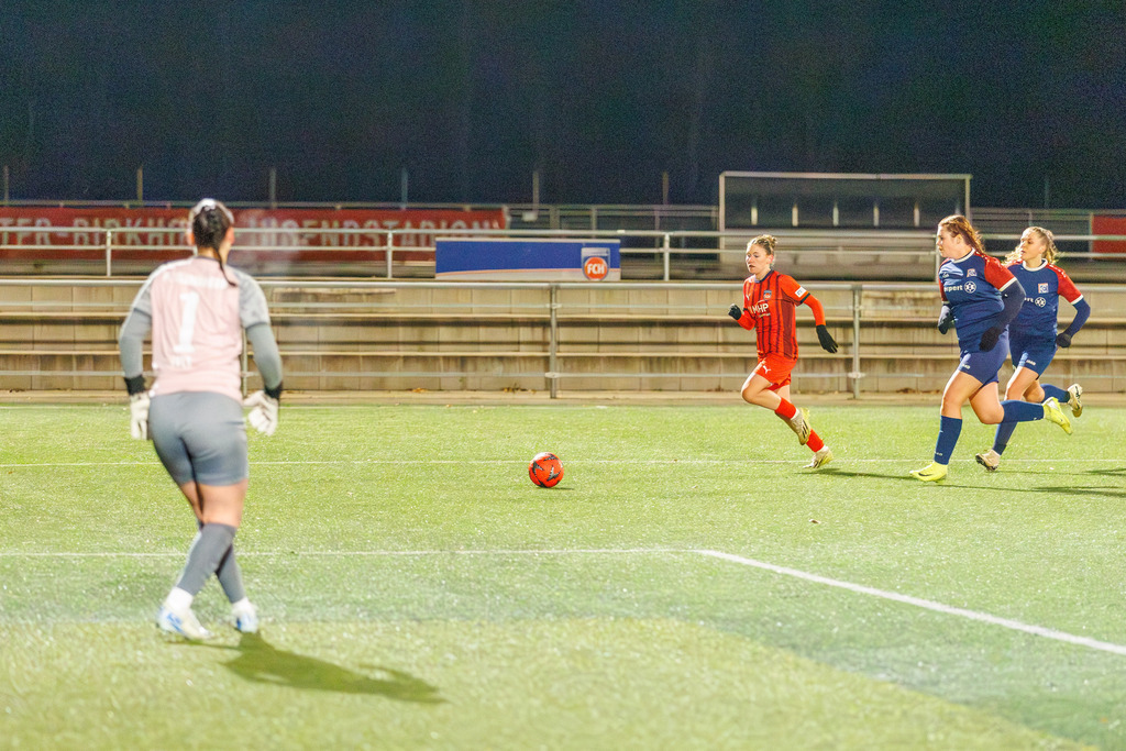 FCHFCE_251121_1177 | 1.FC Heidenheim 1846 II vs. FC Ellwangen II, Fußball, Frauen, Bezirksliga, 2025/2026, 10. Spieltag, 22.11.2025 in Heidenheim, Kunstrasen b. Voith-Arena West, Flutlichtspiel(Foto: Michael Bulling) - Realisiert mit Pictrs.com
