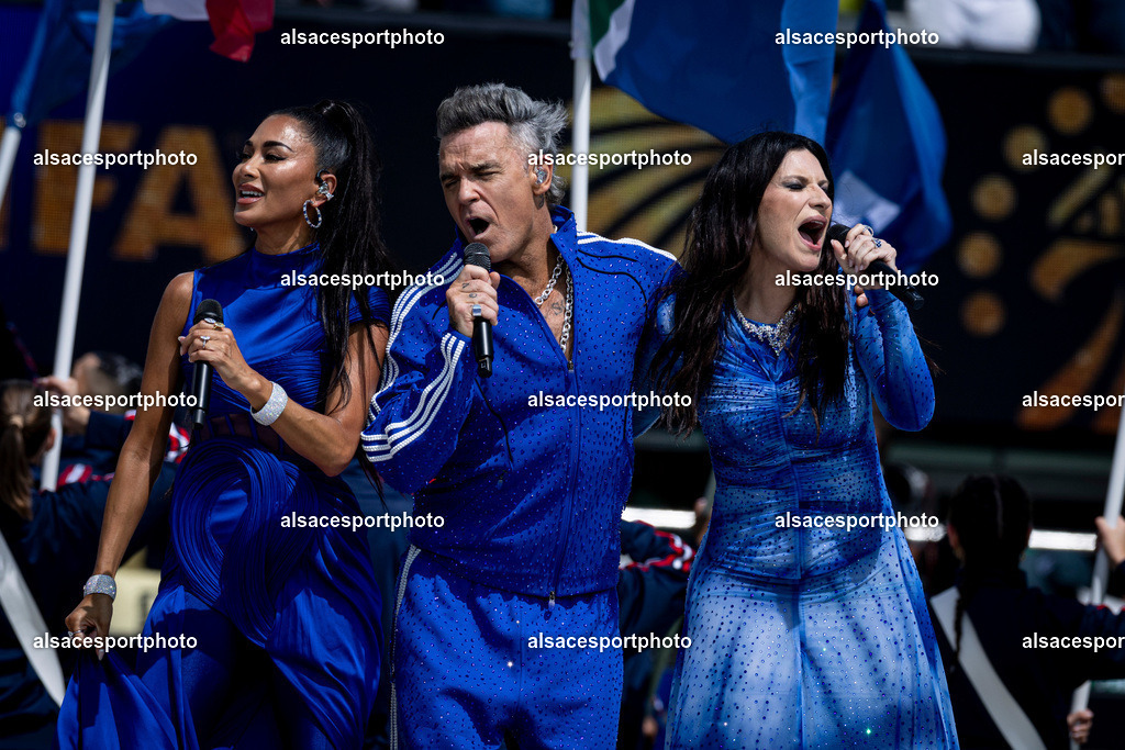 FOOTBALL : Argentine vs Espagne – Finale de la Coupe du Monde FIFA 2026. New York New Jersey Stadium, East Rutherford, New Jersey, États-Unis. 19/07/2026. | Lors de la finale de la Coupe du Monde de la FIFA 2026, Robbie Williams a interprété l'hymne officiel de la FIFA « Desire » aux côtés de Nicole Scherzinger et de Laura Pausini au New York New Jersey Stadium d'East Rutherford (New Jersey), le 19 juillet 2026.