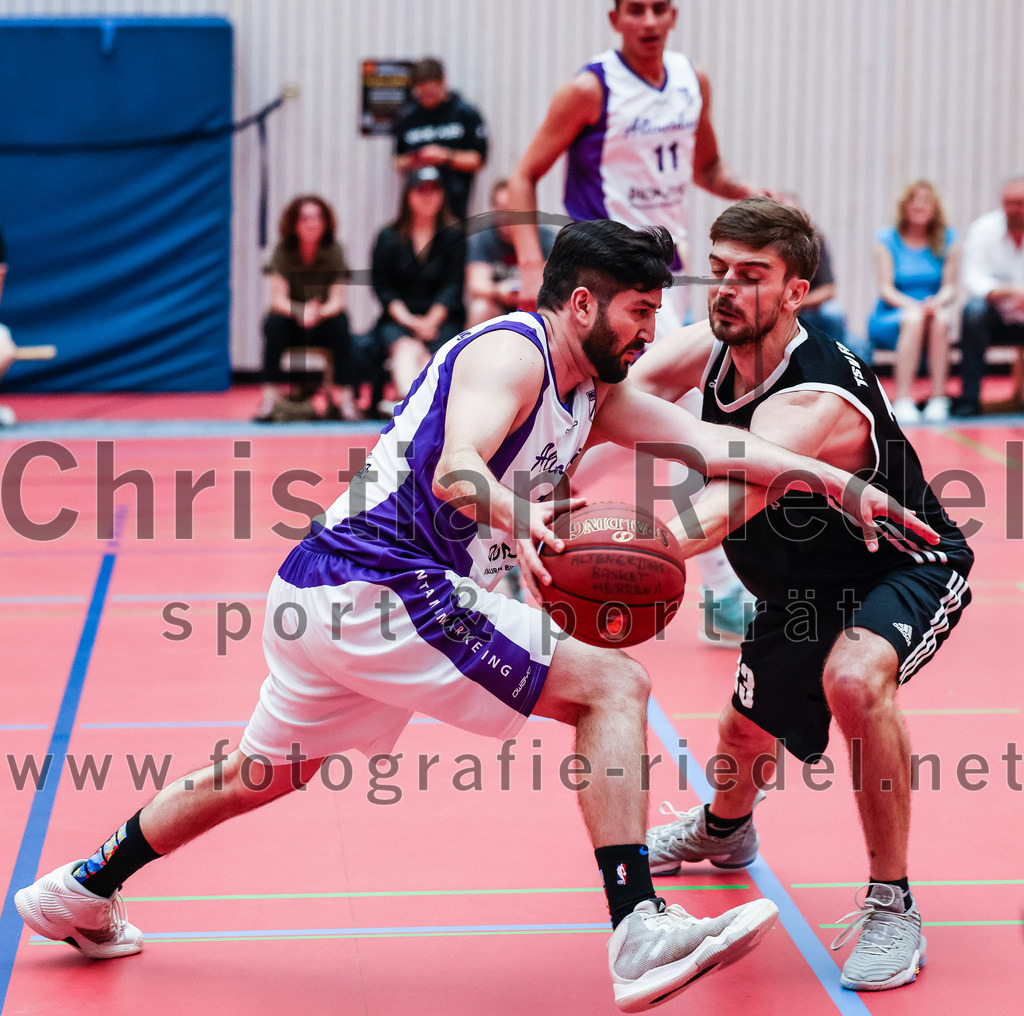 2022-05-15_021_SpVgg_Altenerding_gegen_TSV_Muenchen-Forstenried | Erding, Deutschland, 15.05.2022:
Basketball, Bezirksliga 2021 / 2022, Play-Offs, SpVgg Altenerding gegen TSV München-Forstenried, Endergebnis: 55:57

Abdul Azim Amani (SpVgg Altenerding, #10), +f13+

Foto: Christian Riedel / fotografie-riedel.net