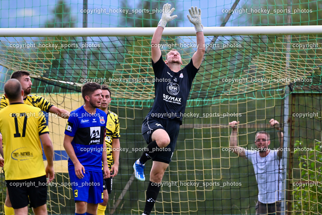 FC Faakersee vs. Union Matrei | #1 Julian Weiskopf Matrei, #10 Jonathan Panzl Matrei, #17 Matteo Scheucher FC Faakersee, FC Faakersee vs. Union Matrei, FC Faakersee vs. Union Matrei am 18.08.2024 in Finkenstein (Sportplatz Faakersee), Austria, (Photo by Bernd Stefan)