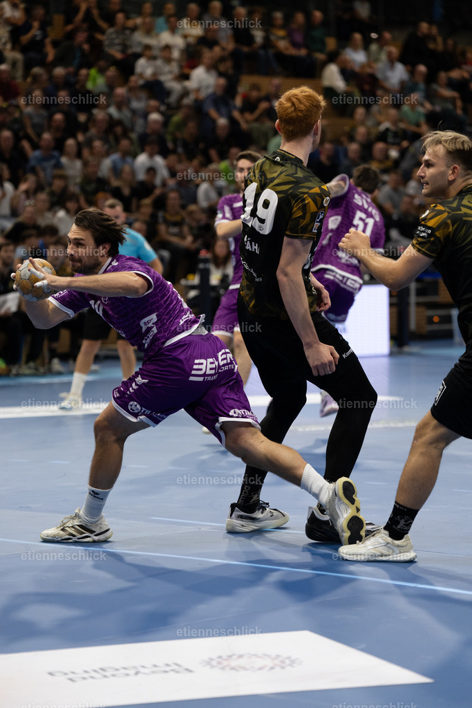 HC Elbflorenz 2006 - TV 05/07 Hüttenberg, 2. Handball-Bundesliga, 6. Spieltag | Im Bild: Vit Reichel (19, Hüttenberg) beim Angriff04.10.2026, HC Elbflorenz 2006 - TV 05/07 Hüttenberg, 2. Handball-Bundesliga, 6. Spieltag, Deutschland, Dresden, BallsportArena Dresden