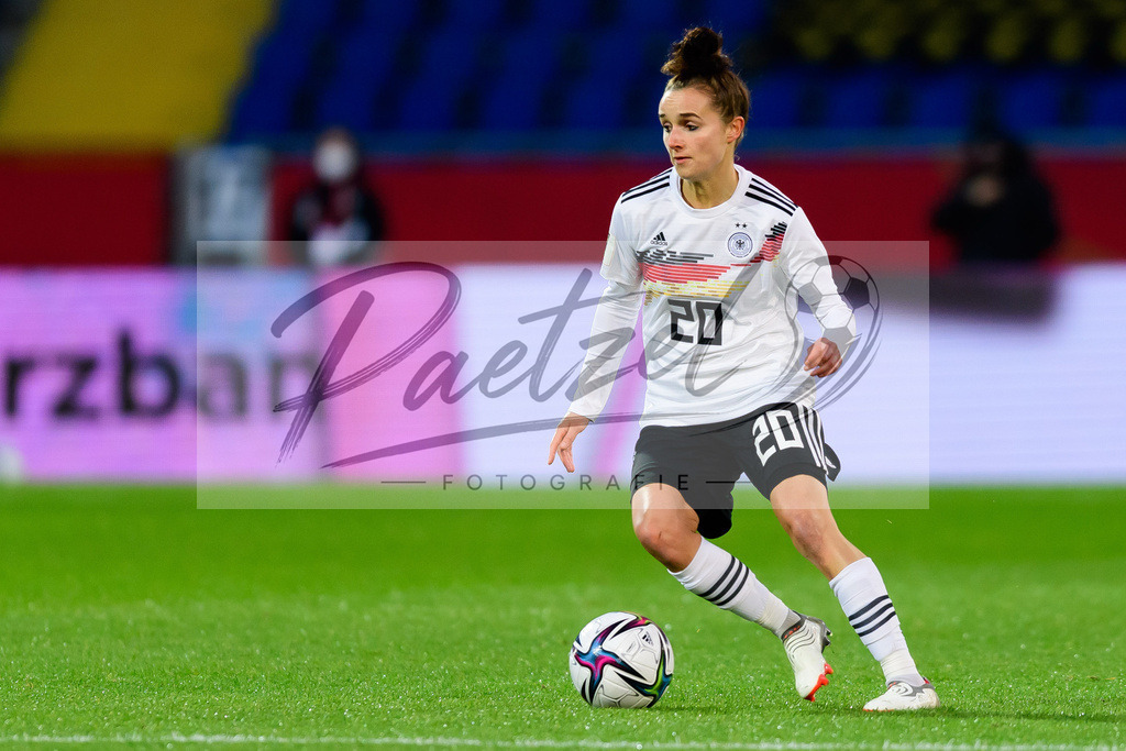 GERTUR20211126_110 | Fussball, Frauen: Lina Magull (Germany) in Aktion, am Ball, Einzelaktion bei dem Spiel der WM-Qualifikation zwischen Deutschland und Tuerkei im Eintracht-Stadion am 26.11.2021 in Braunschweig, Deutschland. - Realisiert mit Pictrs.com