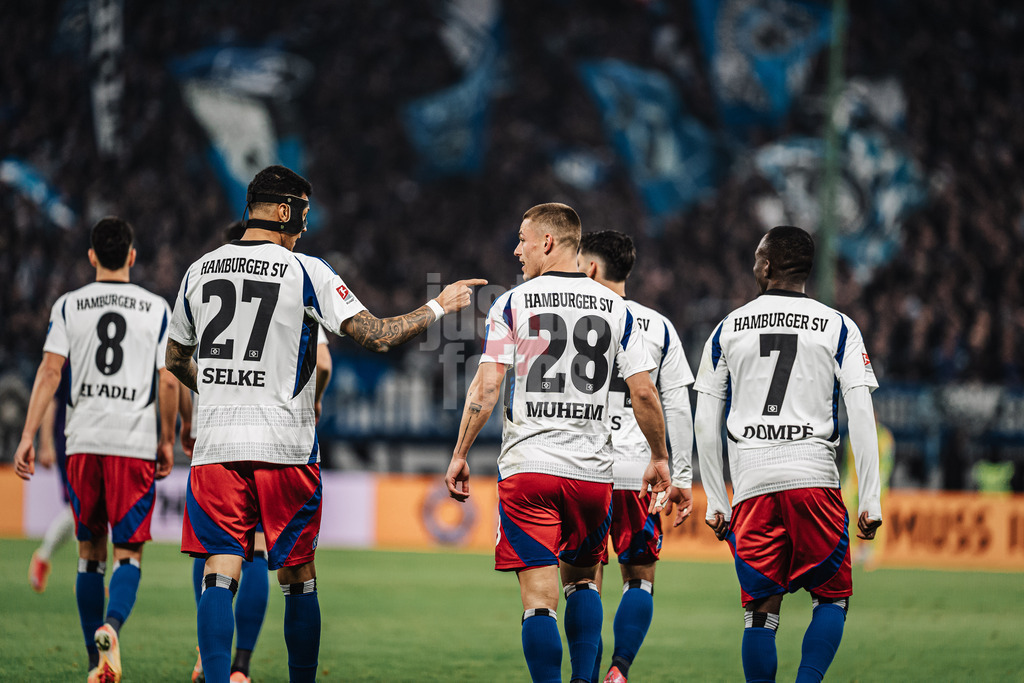 Fußball | Männer | Saison 2024/2025 | 2. Fußball-Bundesliga | 25. Spieltag | Hamburger SV vs. Fortuna Düsseldorf | 08.03.2025 | v.l. Davie Selke (#27, HSV) Miro Muheim (#28, HSV) und Jean-Luc Dompe (#7, HSV)