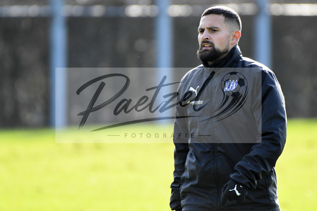 20200215_TRAOSN_0080 | Fussball, Herren: Marcos Alvarez (VfL Osnabrueck) schaut waehrend der Trainingseinheit des VfL Osnabrueck im Sportpark Illoshoehe am 15.02.2020 in Osnabrueck, Deutschland. - Realisiert mit Pictrs.com