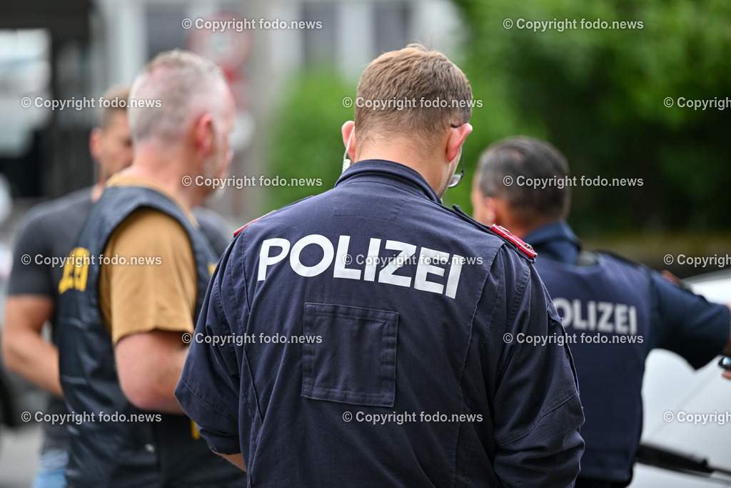 Polizeieinsatz Linz Nietzschestrasse nach Bombendrohung im Polizeigebaeude_ 22.05.2024-12 | 22.05.2024, AUT, Polizeieinsatz Linz Nietzschestrasse nach Bombendrohung im Polizeigebaeude, im Bild Polizei, Einsatz, Beamte, Fahrzeuge, Absperrung