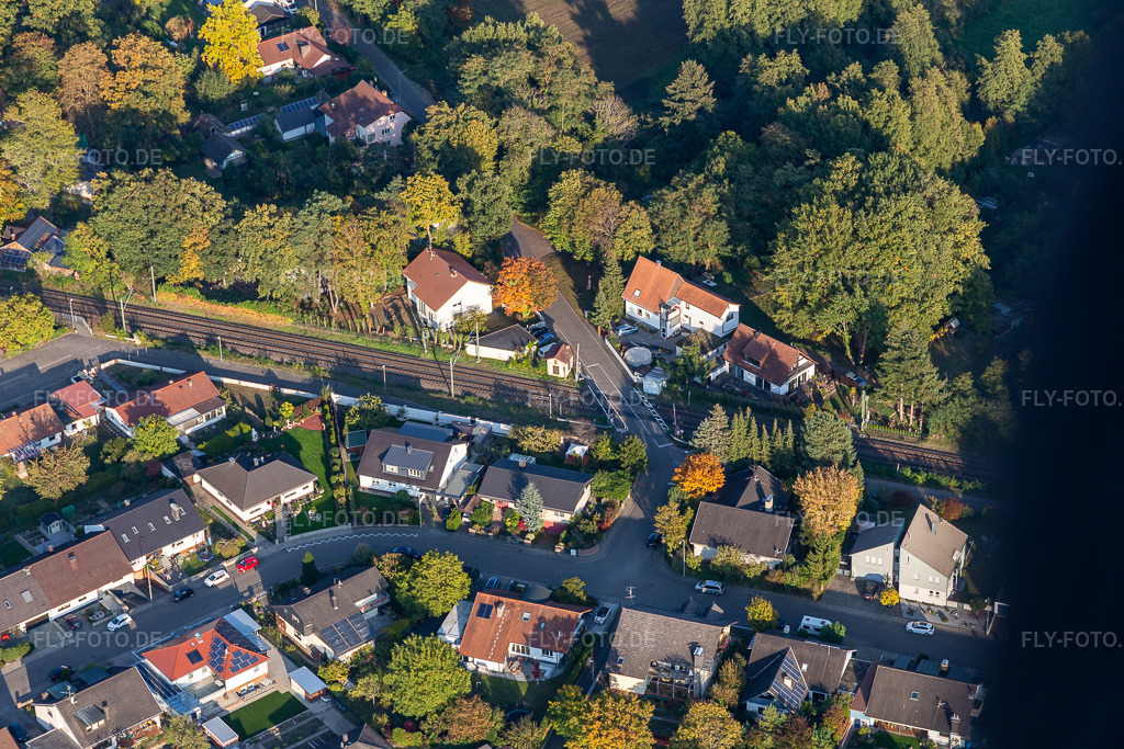 Luftbild: Bahnübergang Ziegelbergstraße in Jockgrim im Bundesland Rheinland-Pfalz in Deutschland. Foto: IMG_123329.jpg vom 19.10.2020 durch Werner Riehm/FLY-FOTO.de