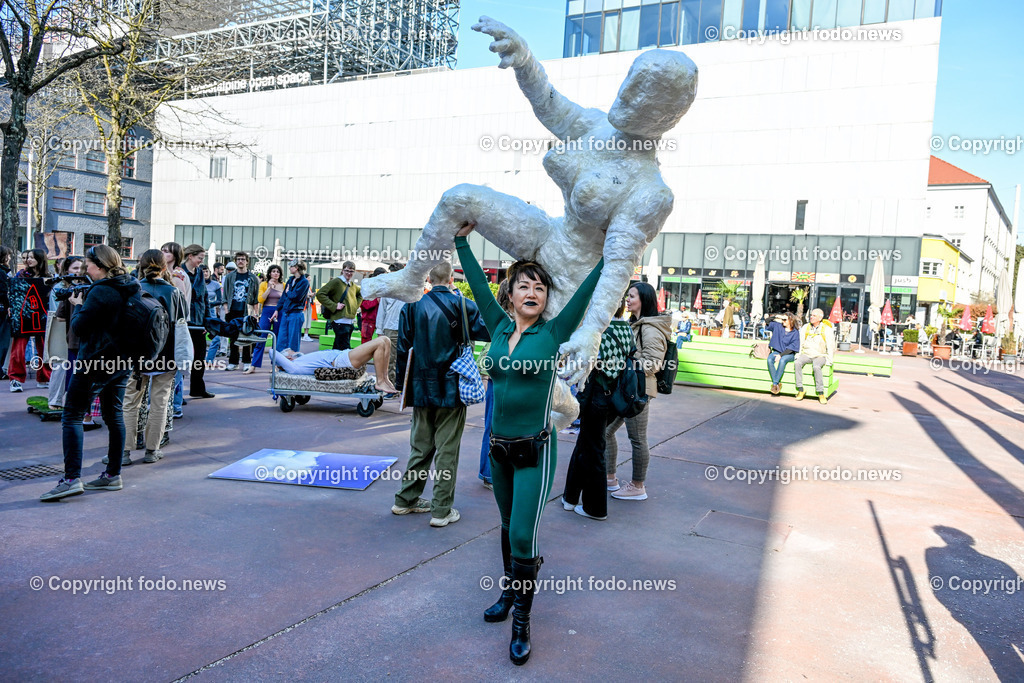 50 Jahre Kunstuniversitaet Linz - Kunstprojekt auf der Landstrasse_ Umzug_ 22.03.2023-4 | 22.03.2023, Linz, AUT, 50 Jahre Kunstuniversitaet Linz - Kunstprojekt auf der Landstrasse, Umzug im Bild Hanna Sheu