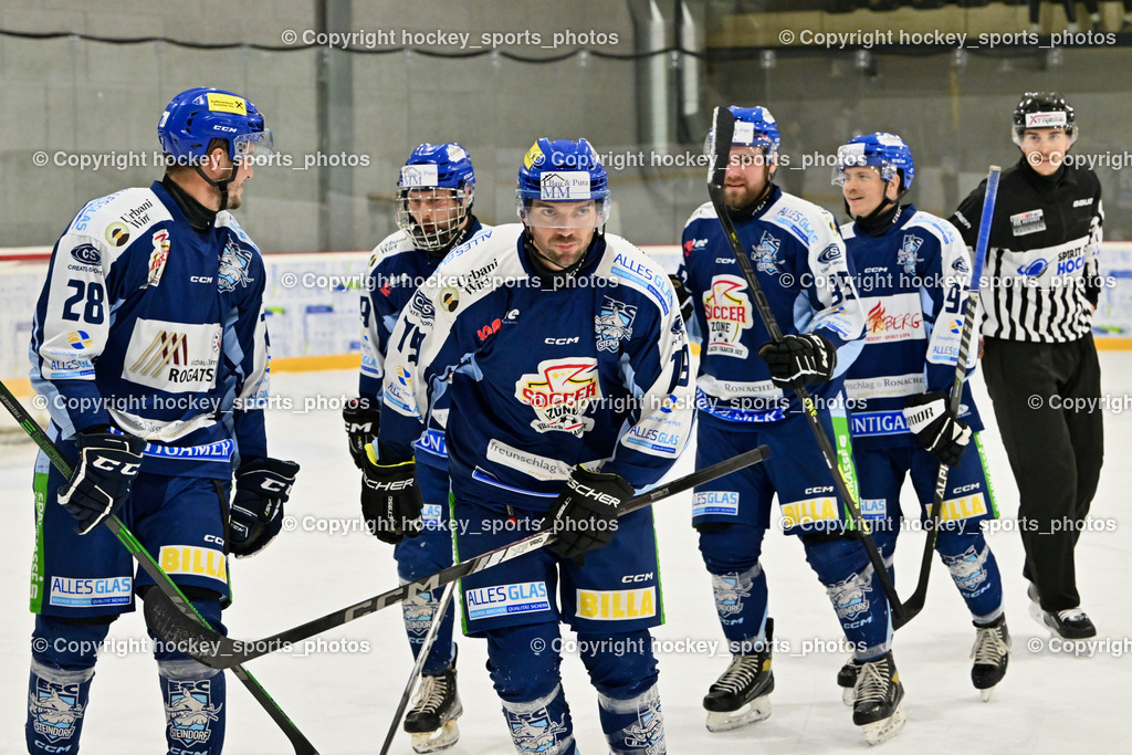 ESV FERLACH vs. ESC SOCCERZONE STEINDORF | Telesklav Fabio Referee, Jubel ESC Steindorf Mannschaft, #69 Kreuzer Philipp ESC Steindorf, #28 Bacher Stefan ESC Steindorf, #95 Gelfanov Ruslan ESC Steindorf, #92 Ratz Patrick ESC Steindorf, #79 Petrik Benjamin ESC Steindorf, ESV FERLACH vs. ESC SOCCERZONE STEINDORF, ESV FERLACH vs. ESC SOCCERZONE STEINDORF am 22.11.2024 in Ferlach (Eishalle Ferlach ), Austria, (Photo by Bernd Stefan)