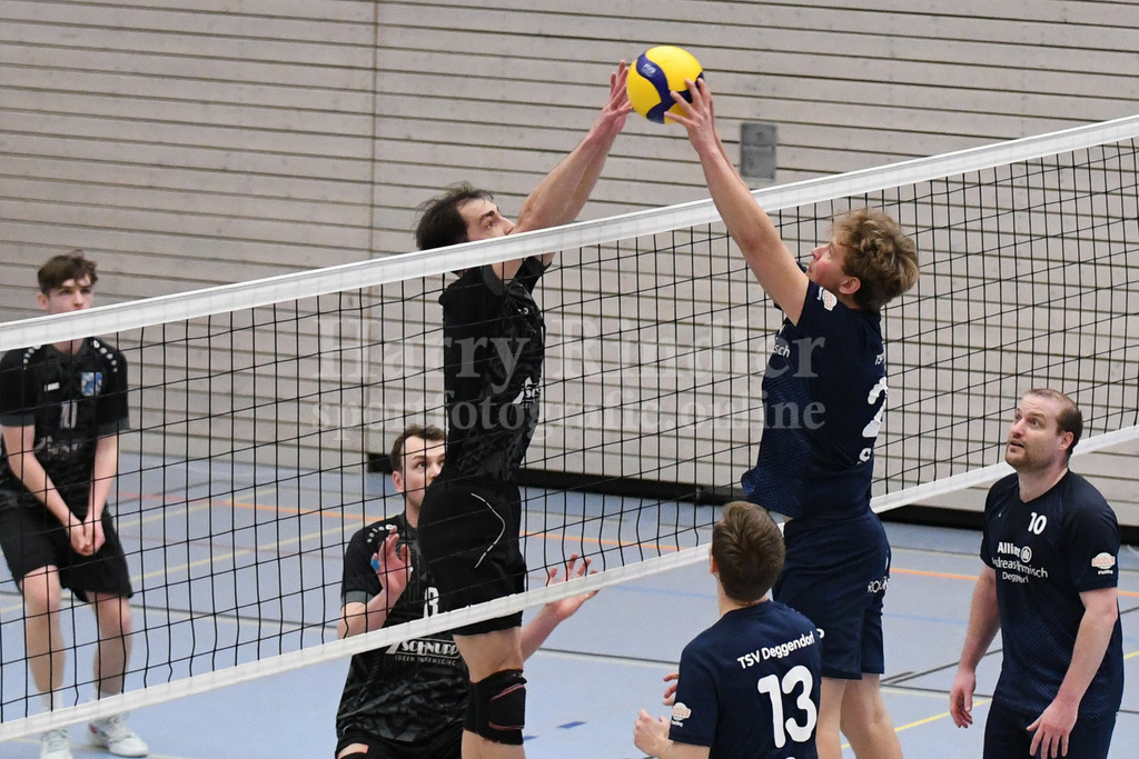 TSV Deggendorf  : VC Eitting 09 | Duell am Netz Johannes Schlosser (Mittelblocker) - Realisiert mit Pictrs.com