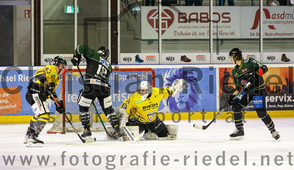 2022-11-20_051_TSV_Erding_gegen_ERSC_Amberg | Erding, Deutschland, 20.11.2022:
Eishockey, Bayernliga 2022 / 2023, 15. Spieltag, TSV Erding gegen ERSC Amberg, Endergebnis: 5:1

Marc Roth (ERSC Amberg, #53), Daniel Krzizok (Erding Gladiators, #18), Torwart Timon Bätge (ERSC Amberg, #31), Ryan Murphy (Erding Gladiators, #51)

Foto: Christian Riedel / fotografie-riedel.net