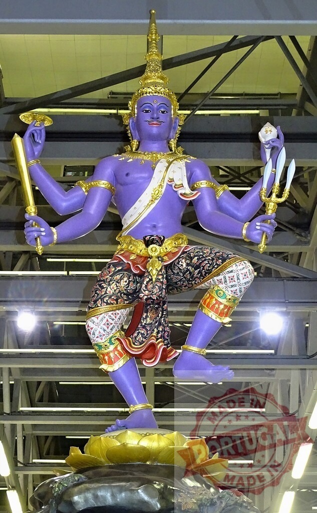 Large statue of Hindu God Vishnu holding mace and Chakra in Suvarnabhumi Airport | Impressive colorful statue of Hindu God Vishnu holding his symbolic weapons and standing on a lotus flower in Suvarnabhumi Airport, Bangkok - Realisiert mit Pictrs.com