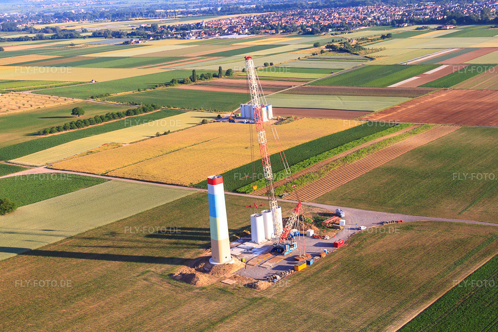 Luftbild: Segmente des Masts eines Windrads während der Montage in Offenbach an der Queich im Bundesland Rheinland-Pfalz in Deutschland. Foto: IMG_67915.jpg vom 14.06.2014 durch Werner Riehm/FLY-FOTO.de