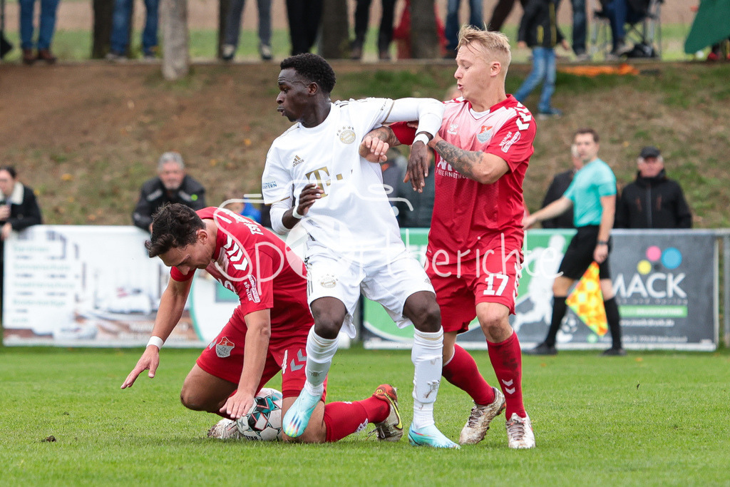 TSV Aubstadt - FC Bayern Amateure | v. l. Christian KOETTLER (TSV #4), Mamin SANYANG (FCB #26) und Jens TRUNK (TSV #17)