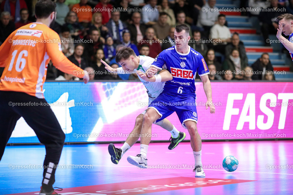 Gum1HBL19022401019 | 19.02.2024, Gummersbach, Handball, Liqui Moly Bundesliga, Schwalbe-Arena, VfL Gummersbach - SC DHfK Leipzig: Peter Staffan (SC DHFK Leipzig) wird von Milos Vujovic (VfL Gummersbach) abgedrängt
