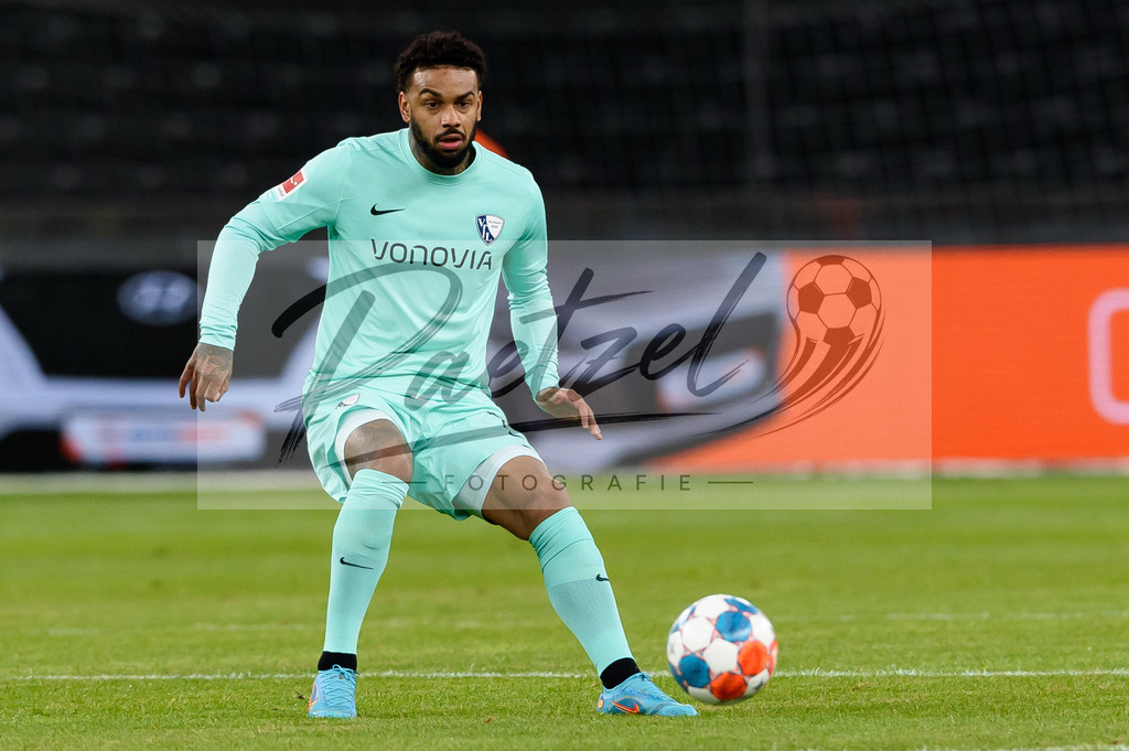 HERFUE20220204_006 | Fussball, Herren: Juergen Locadia (VfL Bochum) in Aktion, am Ball, Einzelaktion bei dem Spiel der 1. Bundesliga zwischen Hertha BSC und VfL Bochum im Olypiastadion am 04.02.2022 in Berlin, Deutschland.DFB / DFL REGULATIONS PROHIBIT ANY USE OF PHOTOGRAPHS AS IMAGE SEQUENCES AND/OR QUASI-VIDEO. - Realisiert mit Pictrs.com