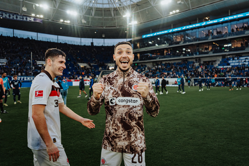 FCS00337 | Der offizielle Shop für FC St. Pauli Fotos. Wähle aus Spielszenen & Fanmomenten dein FCSP Wunschformat. Wir liefern Millerntor-Atmosphäre.