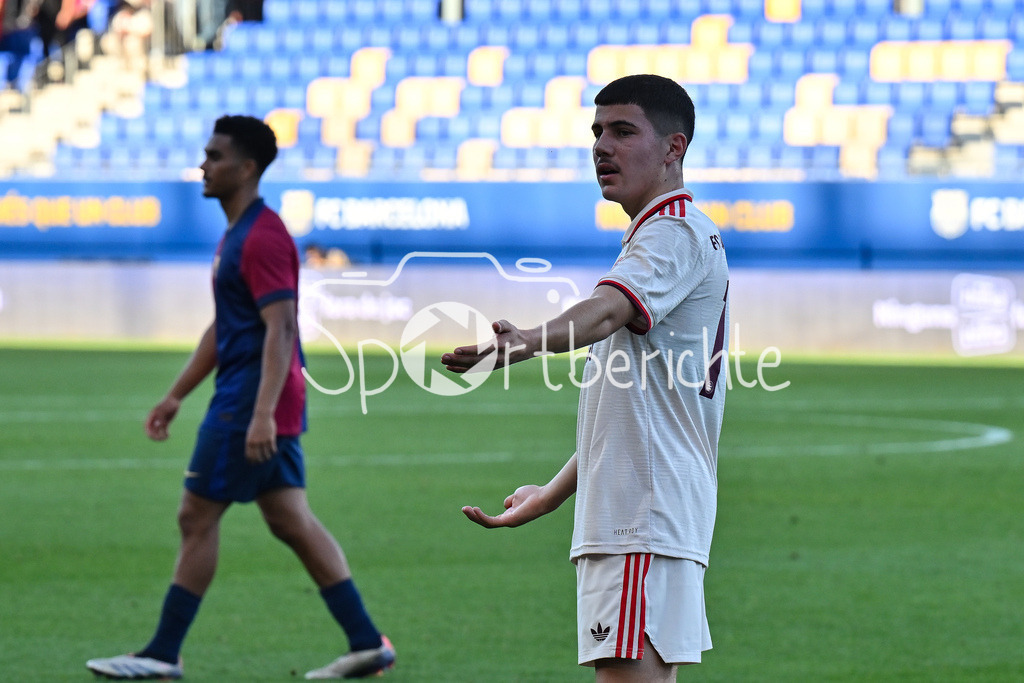 FC Barcelona U19 - FC Bayern München U19 | im bild Felipe CHAVEZ (FC Bayern U19 #16) / Freisteller / Einzelfoto / UEFA Youth League: FC Barcelona U19 - FC Bayern München U19, Estadi Johan Cruyff am am 23.10.2024