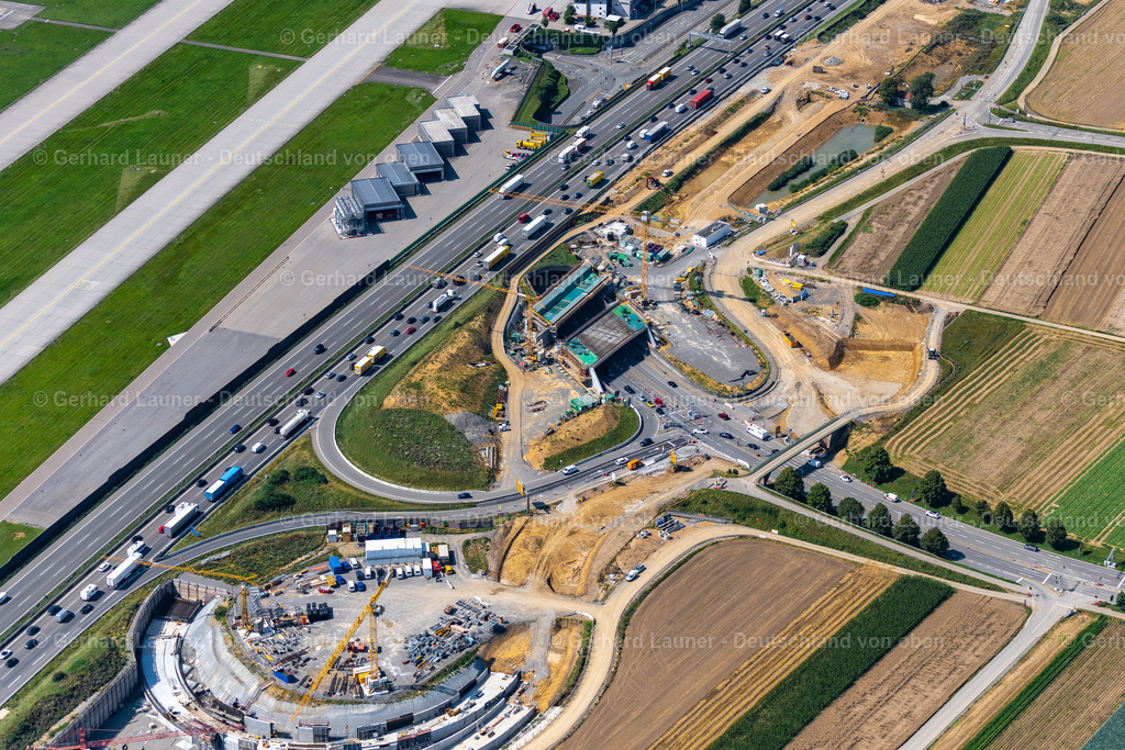 4047200 | STUTTGART 11.08.2021 Neubau- und Umbau- Baustelle der Streckenführung und Fahrspuren im Verlauf der Autobahn- Abfahrt und Zufahrt der BAB A8 in Zuge des Baus des Flughafentunnel im Ortsteil Plieningen in Stuttgart im Bundesland Baden-Württemberg, Deutschland. Im Rahmen des Umbaus der Anschlussstelle Plieningen werden neue Aus- und Einfahrrampen mit Unterfahrung der Neubaustrecke gebaut. Weiterführende Informationen bei: CDM Smith Consult GmbH,  Die Autobahn GmbH des Bundes,  Ed. Züblin AG,  STRABAG AG. // Construction site of routing and traffic lanes during the highway exit and access the motorway A 8 in the district Plieningen in Stuttgart in the state Baden-Wuerttemberg, Germany. Further information at: CDM Smith Consult GmbH,  Die Autobahn GmbH des Bundes,  Ed. Zueblin AG,  STRABAG AG. Foto: Gerhard Launer