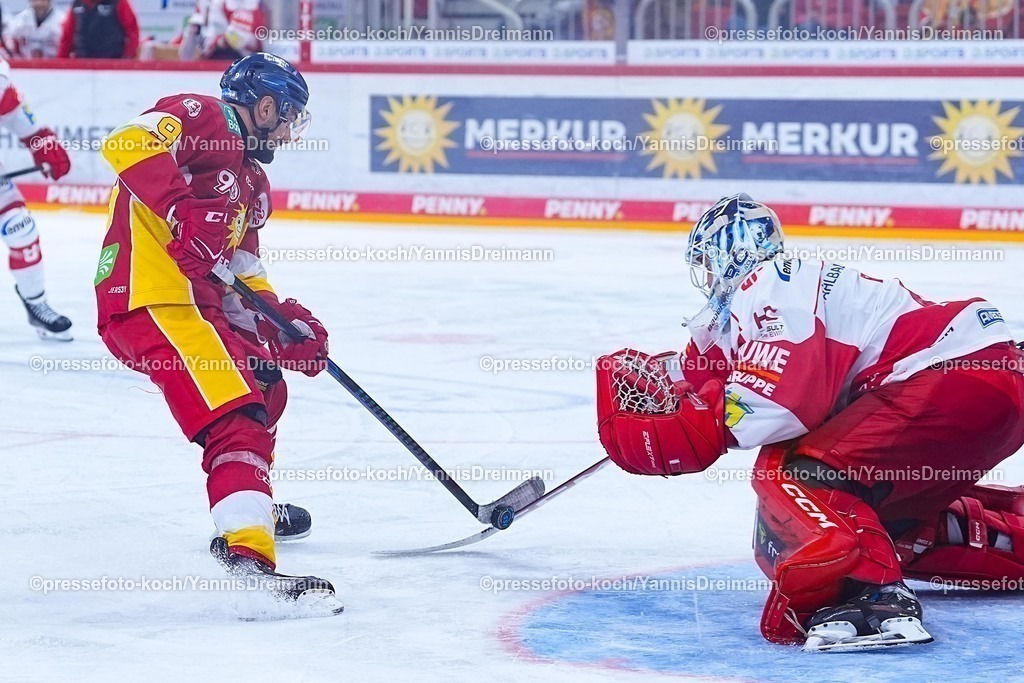 xYDR12102501031 | 12.10.2025, xydrx, Eishockey, DEL2, Düsseldorfer EG - Eispiraten Crimmitschau, PSD Bank Dome Düsseldorf: Lucas Lessio (Düsseldorfer EG #9) im Zweikampf gegen Kevin Reich (Eispiraten Crimmitschau #41)
