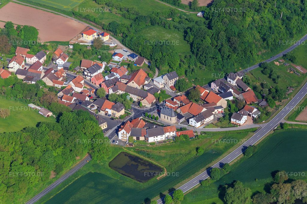 Luftbild: Dorfansicht am Mainufer aus Osten im Ortsteil Dippach in Eltmann im Bundesland Bayern in Deutschland. Foto: IMG_099847.jpg vom 25.05.2017 durch Werner Riehm/FLY-FOTO.de