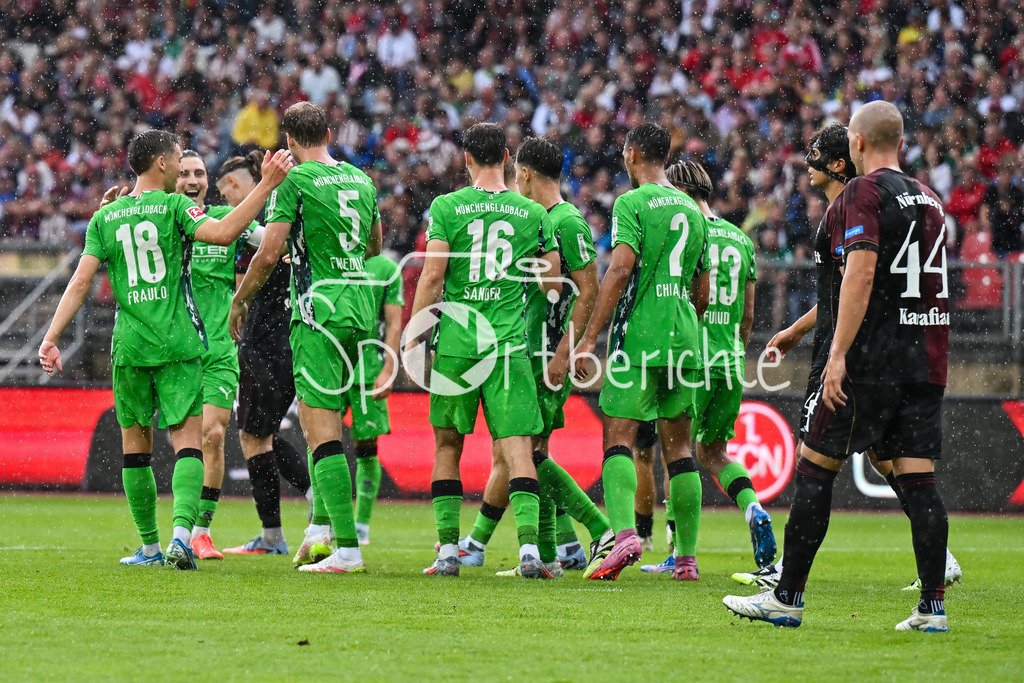 1. FC Nürnberg - Borussia Mönchengladbach | Jubel der Gladbacher nach dem Treffer zum 0-2 durch Marvin FRIEDRICH (Borussia Moenchengladbach 5) / Tor / Torschuetze / Freude / Happy / Testspiel: 1. FC Nuernberg - Borussia Mönchengladbach, Max-Morlock Stadion am 26.07.2025 / DFL REGULATIONS PROHIBIT ANY USE OF PHOTOGRAPHS AS IMAGE SEQUENCES AND/OR QUASI-VIDEO