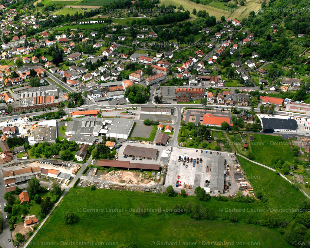 2615628 | SCHLITZ 09.06.2006 Landwirtschaftliche Nutzflächen und Feldgrenzen  umsäumen das Siedlungsgebiet des Dorfes in Schlitz im Bundesland Hessen, Deutschland // Agricultural land and field boundaries surround the settlement area of the village  in Schlitz in the state Hesse, Germany Foto: Gerhard Launer