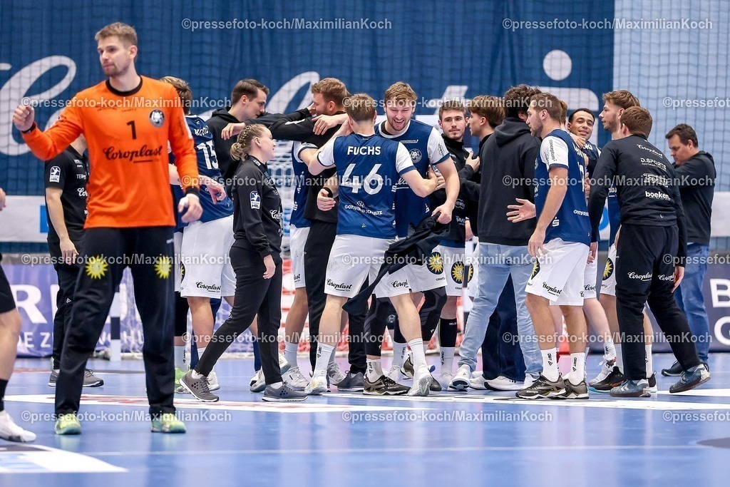 BHC16112501140 | 16.11.2025, Handball, HBL, Bergischer HC - Rhein-Neckar Löwen, Mitsubishi Electric HALLE Düsseldorf: Abschlussjubel nach dem Sieg des BHC - Die Mannschaft liegt sich feiernd in Freude in den Armen