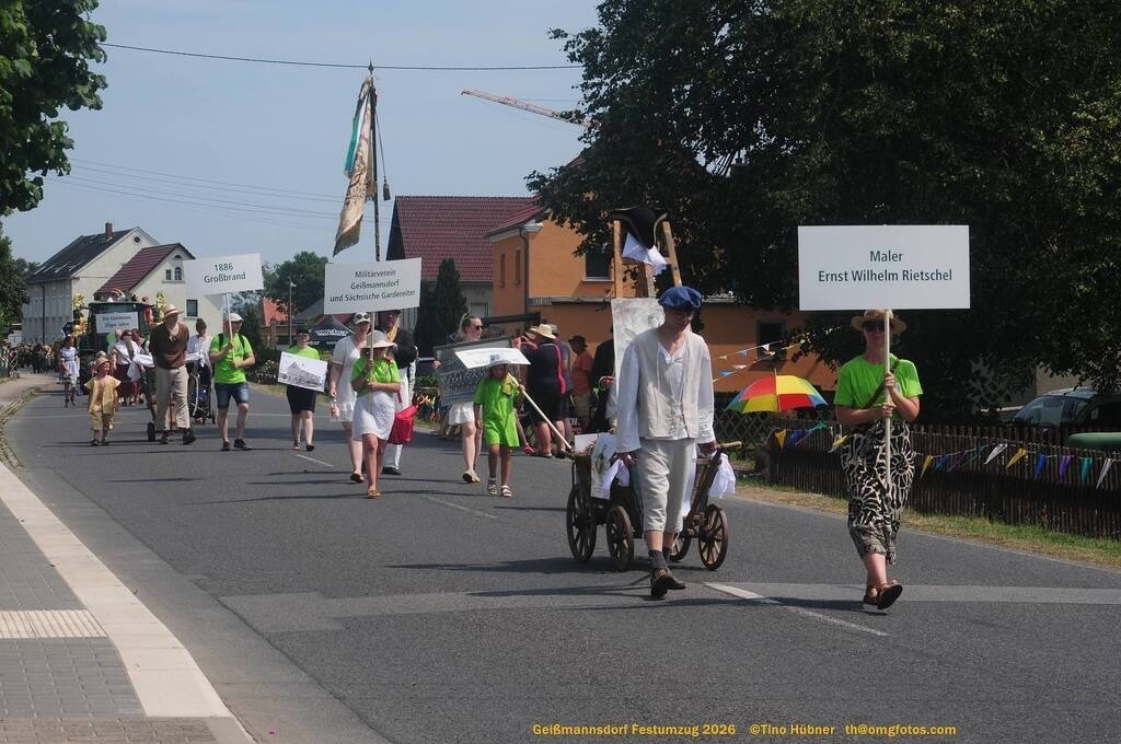 Geißmannsdorf-2026-Festumzug-097 | Festumzug in Geißmannsdorf bei Bischofswerda im Juni 2026. Fotografische Eindrücke und Momentaufnahmen vom Festumzug anläßlich des 800-jährigen Bestehens von Geißmannsdorf - mit Teilnehmern und Gästen, Strohpuppen und geschmückten Vorgärten und Grundstücken - Realisiert mit Pictrs.com