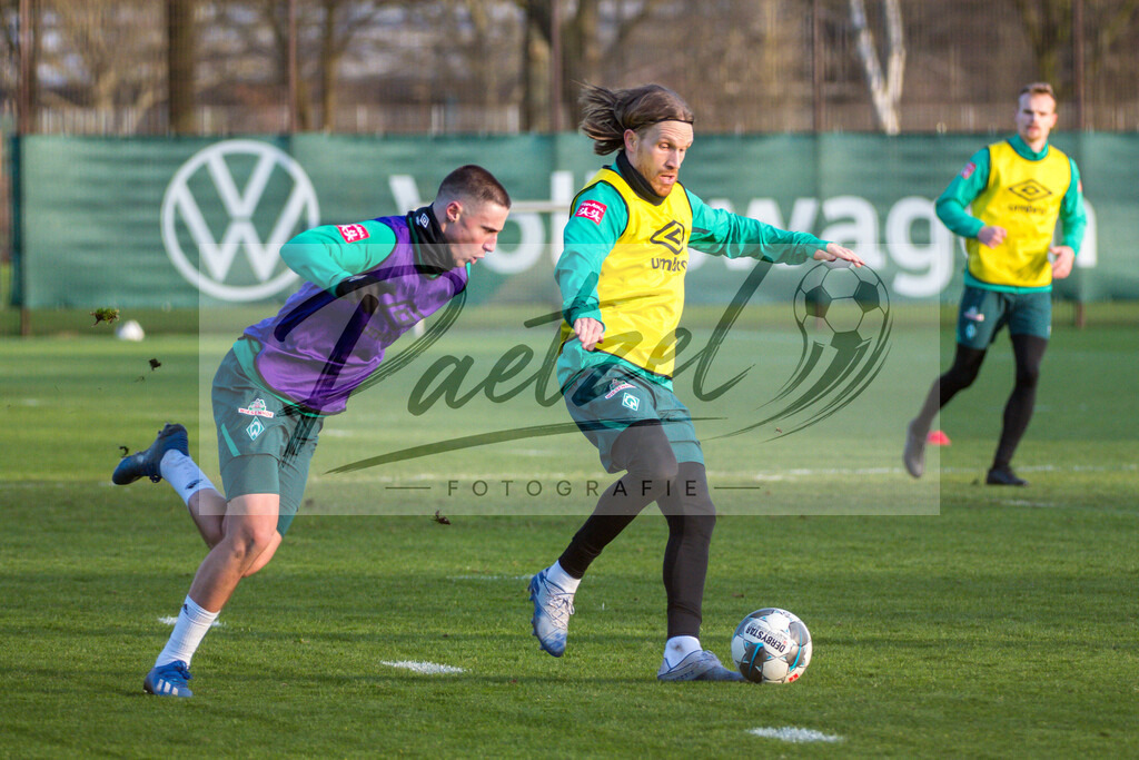 20200218_TRASVW_0056 | Fussball, Herren: Marco Friedl (Werder Bremen) und Michael Lang (Werder Bremen) im Zweikampf waehrend der Trainingseinheit des SV Werder Bremen auf dem wohninvest Weserstadion Trainingsplatz am 18.02.2020 in Bremen, Deutschland. - Realisiert mit Pictrs.com