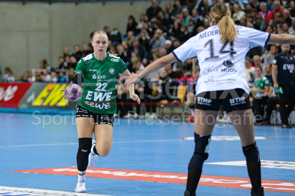 Handball, Bundesliga Frauen, VfL Oldenburg - Thüringer HC | v.li.: Lotta Röpcke (VfL Oldenburg, 22) am Ball, Spielszene, Aktion, Action