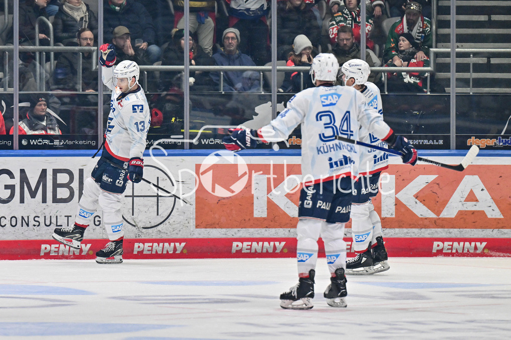 Augsburger Panther - Adler Mannheim | Jubel der Gaeste nach dem Treffer zum 0-1 durch Stefan LOIBL (Adler Mannheim 13) / Freude / Happy / Tor / Torschuezte