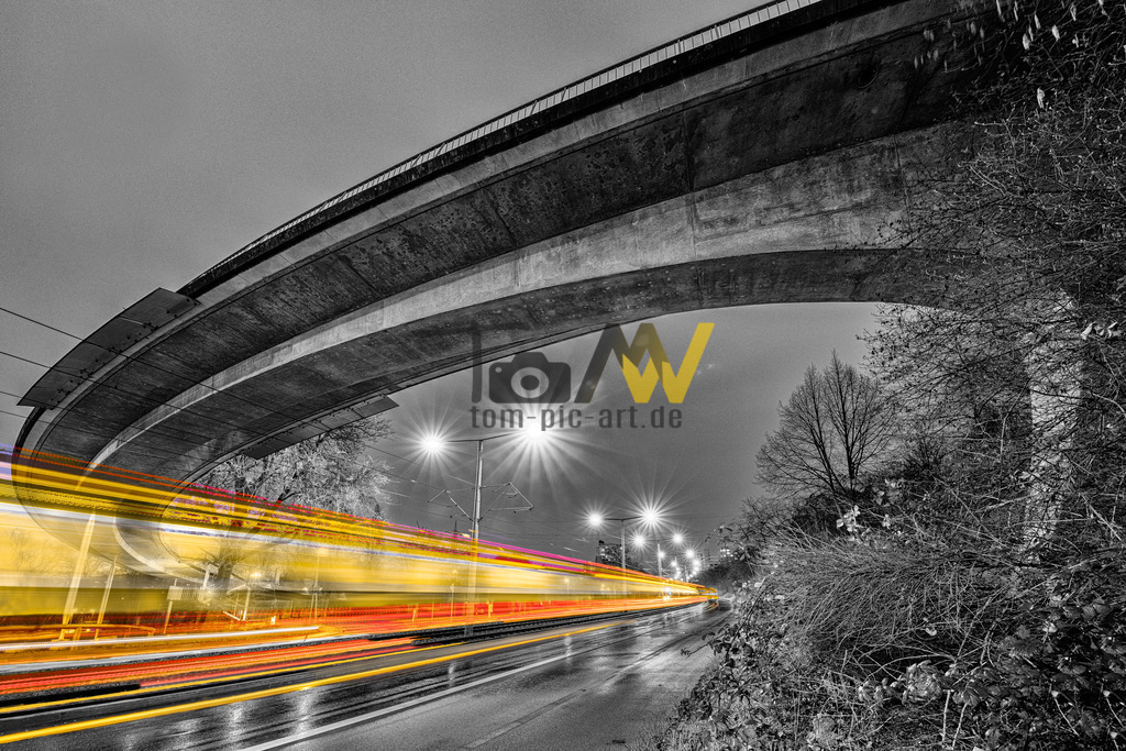 Der La Ferte Steg in Stuttgart Zuffenhausen--Colorkey Look | Der La-Ferté-Steg überspannt die Haldenrainstraße auf einer Länge von 119m.2006 mit dem Deutschen Brückenbaupreis ausgezeichnet. - Realisiert mit Pictrs.com