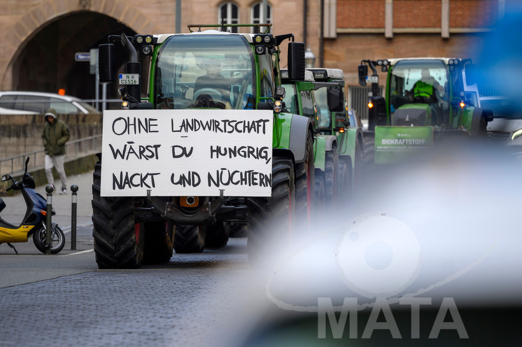 _DWA4231 | Bauerndemo gegen Agrarpolitik der Bundesregierung  auf dem Straße Obstmarkt und Hauptmarkt . Nürnberg, 08.01.2024 - Realisiert mit Pictrs.com