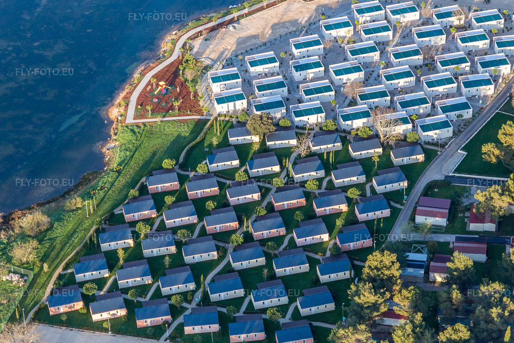 Vue aérienne: Complexe de maisons de vacances Valkanela sur la côte adriatique en Istrie - Istarska zupanija à le quartier Stancija Valkanela in Vrsar dans le département Gespanschaft Istrien, Croatie. Photo: IMG_106239.jpg prise le 14/04/2018 par Werner Riehm/FLY-FOTO.eu – Résolution de l'original: 5056 x 3371 px