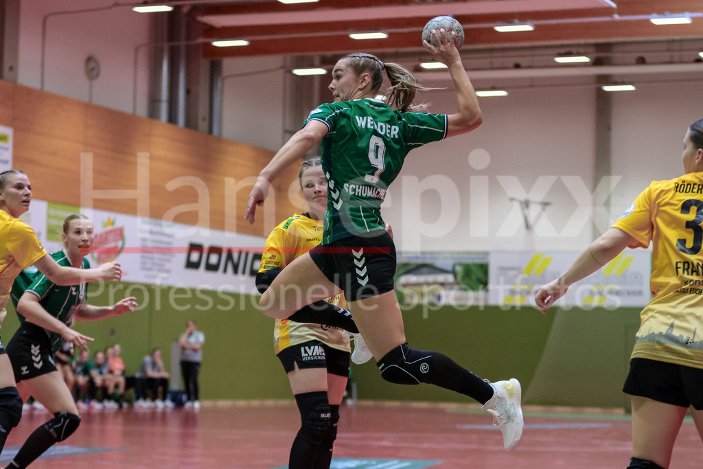 Handball, 2. Bundesliga Frauen, SV Werder Bremen - HC Rödertal | Luca Schumacher (SV Werder Bremen, 9) beim Wurf, am Ball, Spielszene, Aktion, Action